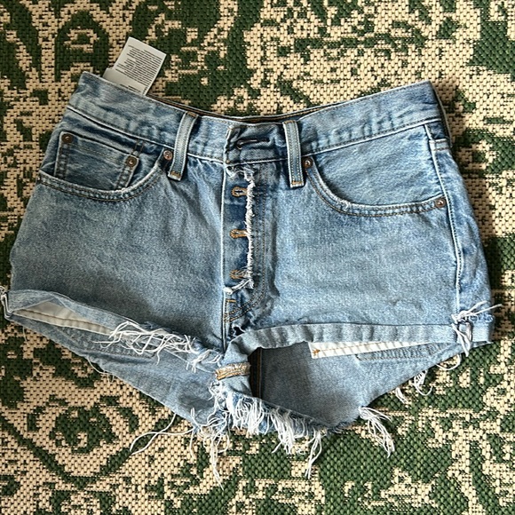 Levi’s mid/high rise denim shorts - Picture 1 of 2
